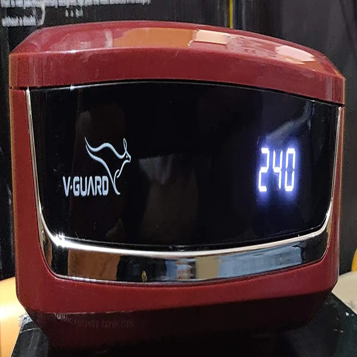 குளிர்சாதன பெட்டிக்கான V-Guard VSDI 50 டிஜிட்டல் வோல்ட். குத்து (165L முதல் 300L வரை, சிவப்பு, செர்ரி)