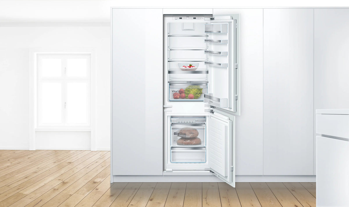 Bosch KIN86AF31I open fridge and bottom-freezer interior