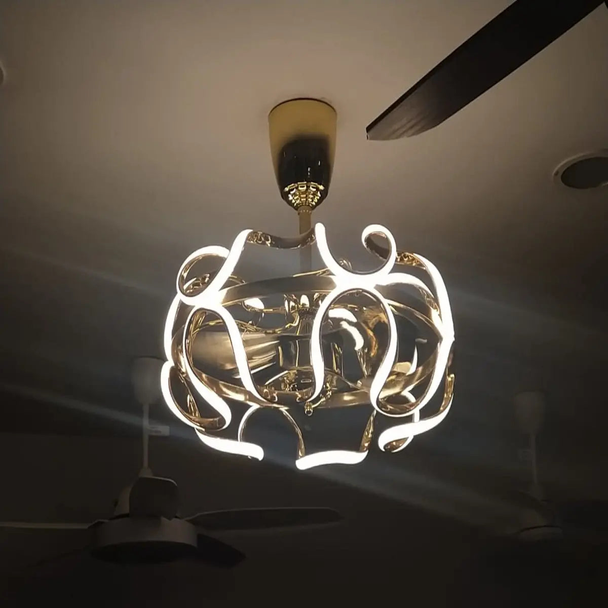 oltao Skyler Gold Curved LED Chandelier உடன் கூடிய 26 Inch Fan BLDC மோட்டார், கோடை குளிர்கால பயன்முறைக்கான ரிவர்ஸ் ஏர் ஃப்ளோ, ரிமோட்