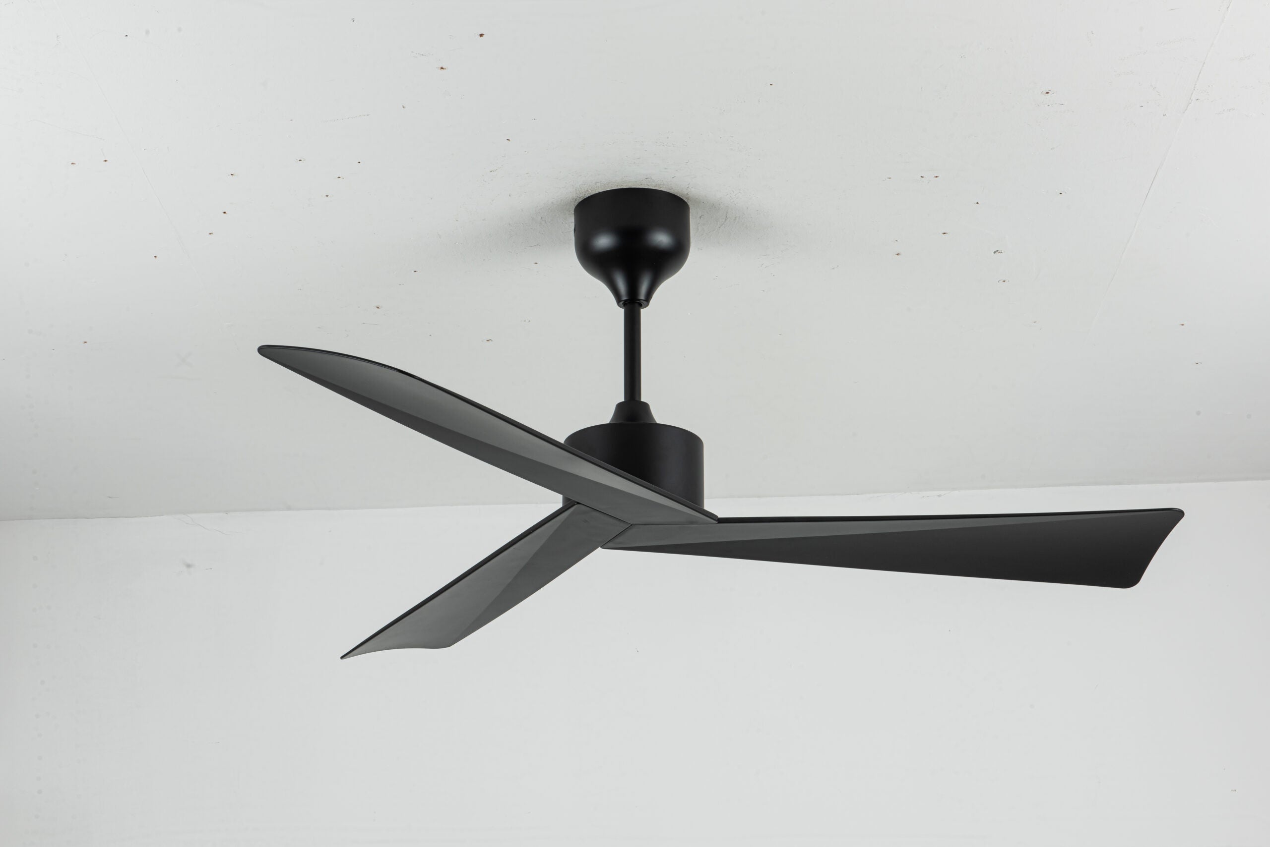 eFF4 fabulous 1200mm 3 blade 5 star BLDC ceiling Fan black with Aerodynamic ABS Blades, Reverse mode and Remote Control, 30W, Black