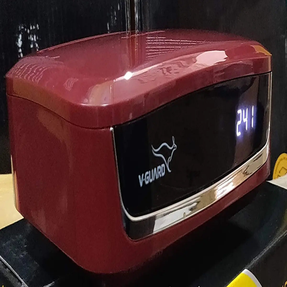 குளிர்சாதன பெட்டிக்கான V-Guard VSDI 50 டிஜிட்டல் வோல்ட். குத்து (165L முதல் 300L வரை, சிவப்பு, செர்ரி)