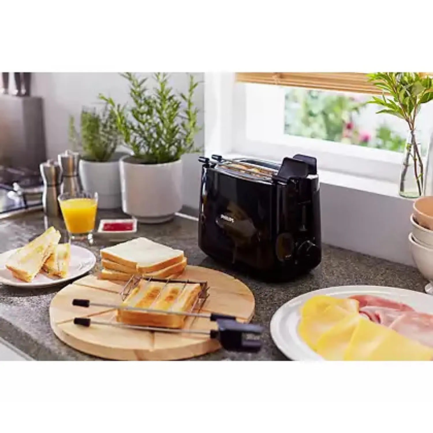 Philips 600 Watts 2-Slice Toaster with Integrated Bun Rack, Black - HD2583/90