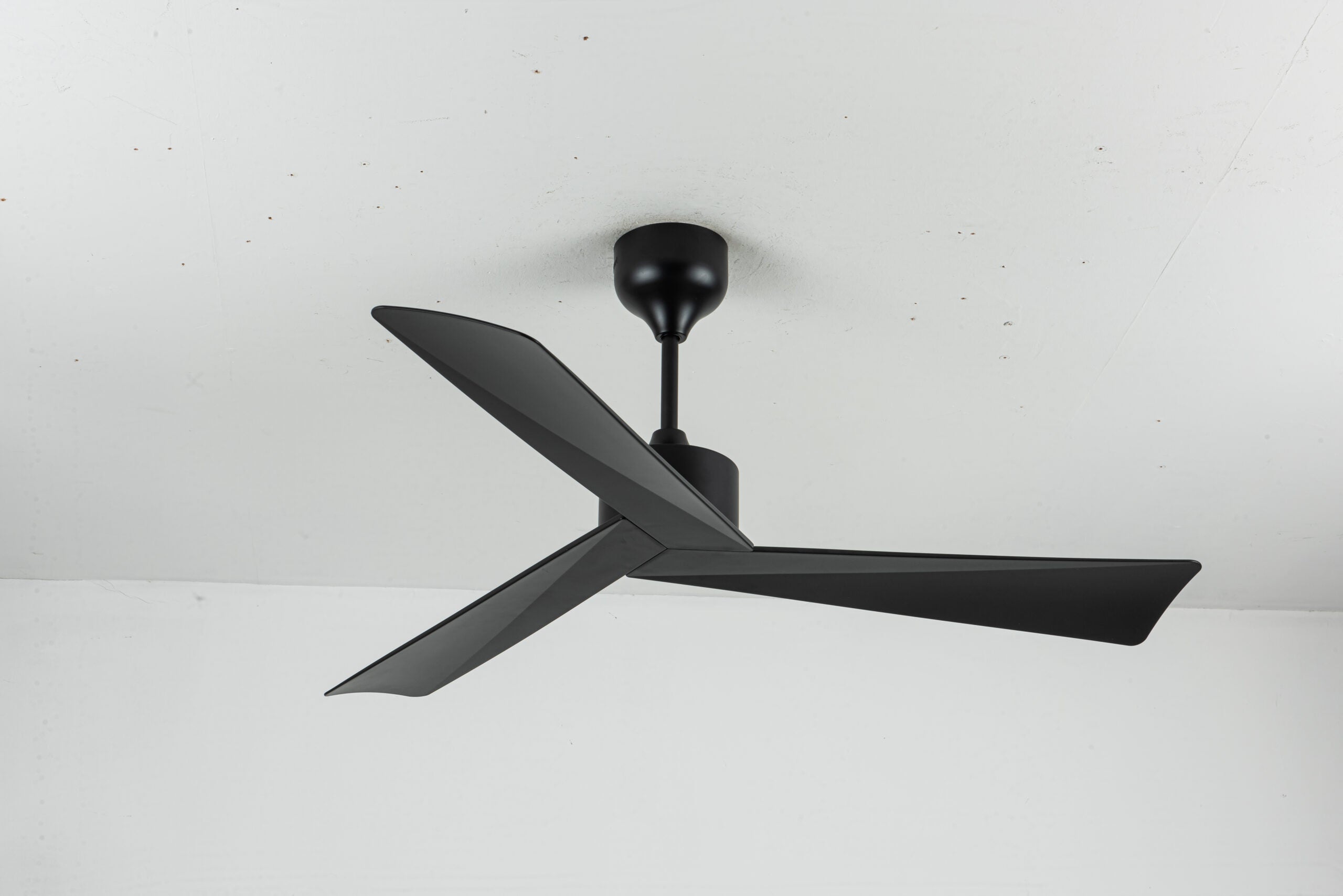 eFF4 fabulous 1200mm 3 blade 5 star BLDC ceiling Fan black with Aerodynamic ABS Blades, Reverse mode and Remote Control, 30W, Black
